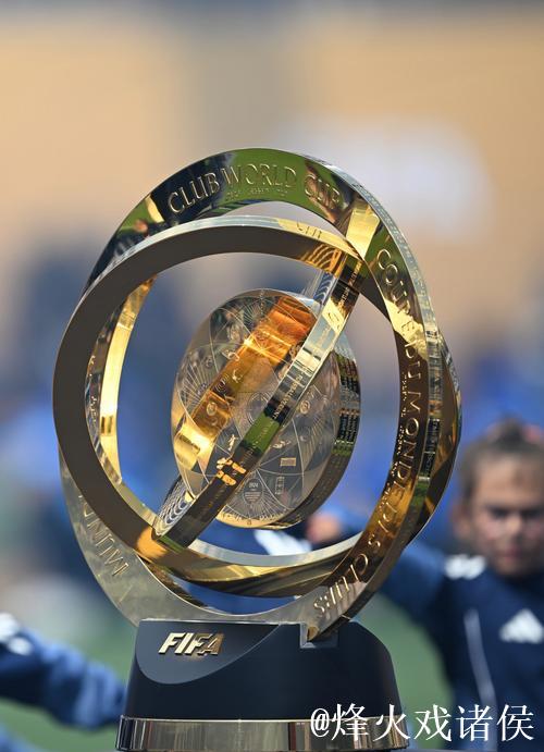 把奖杯带回家！切尔西社媒晒世俱杯奖杯搭飞机照片：一路平安